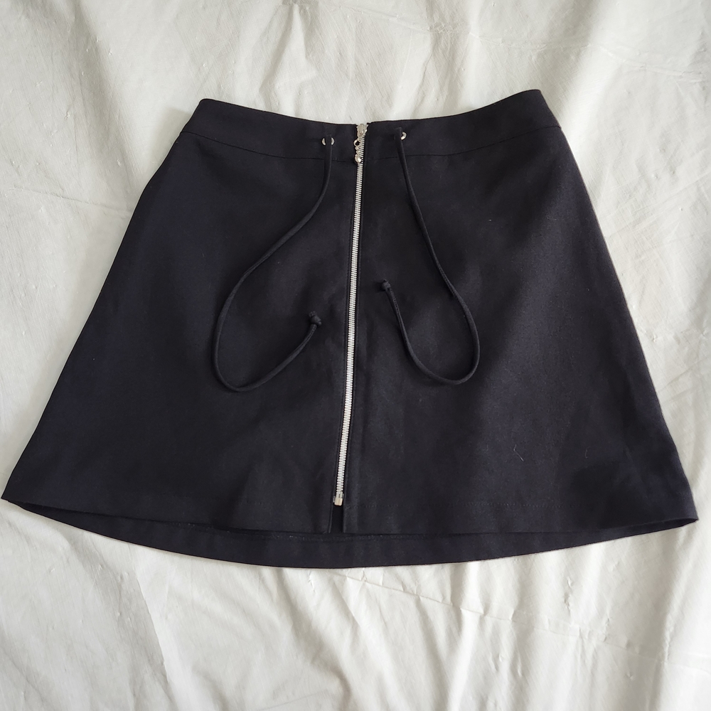 Elegant Black Mini Skirt with Zipper Detail